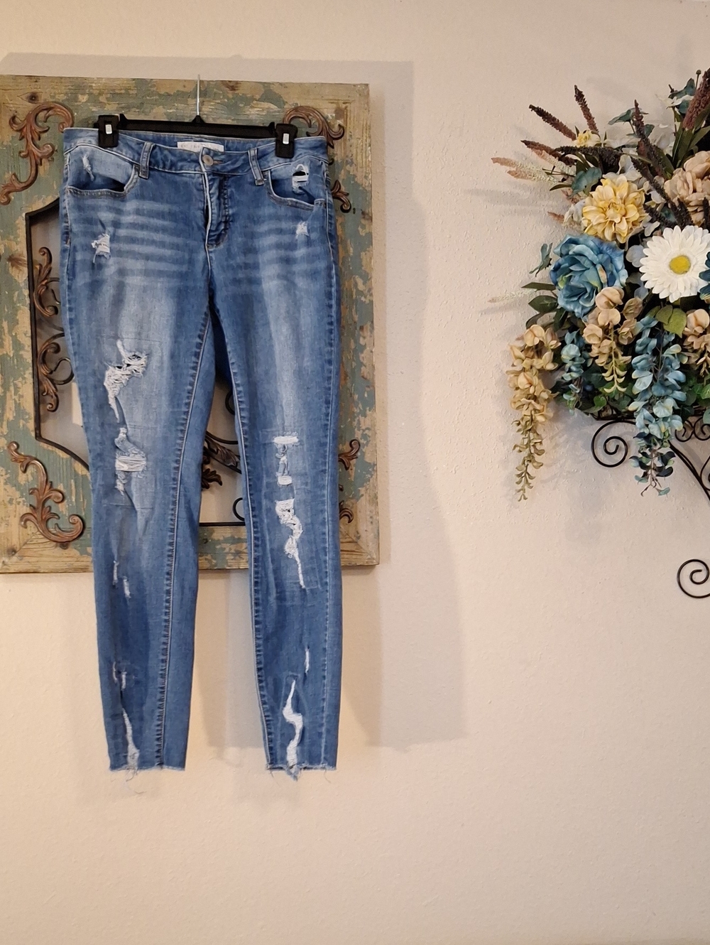 🔥🔥CLEARANCE🔥🔥 High-Rise Light Blue Distressed Skinny Jeans. Size 8